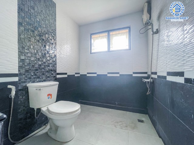 *****บ้านเดี่ยวมือสองย่านนนทบุรี ม.บัวทองธานี กาญจนาภิเษก เนื้อที่กว้างขวางมากถึง 60 ตร.ว. ฟังก์ชัน 4 ห้องนอน 2 ห้องน้ำ ที่จอดรถ 2 คัน บ้านเดี่ยวมีเรือนรับรอง สภาพสวยพร้อมเข้าอยู่ บนทำเลแห่งการเดินทาง ใกล้รถไฟฟ้าสายสีม่วง "สถานีคลองบางไผ่" เชื่อมต่อถนนบางกรวย-ไทรน้อย, ถนนกาญจนาภิเษก, ถนนชัยพฤกษ์ จองเลย!